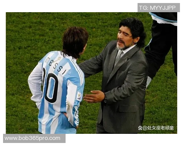 梅西课间专注踢球不理铃声老师提醒他马拉多纳独一无二 梅西课间专注踢球不理铃声老师提醒他马拉多纳独一无二