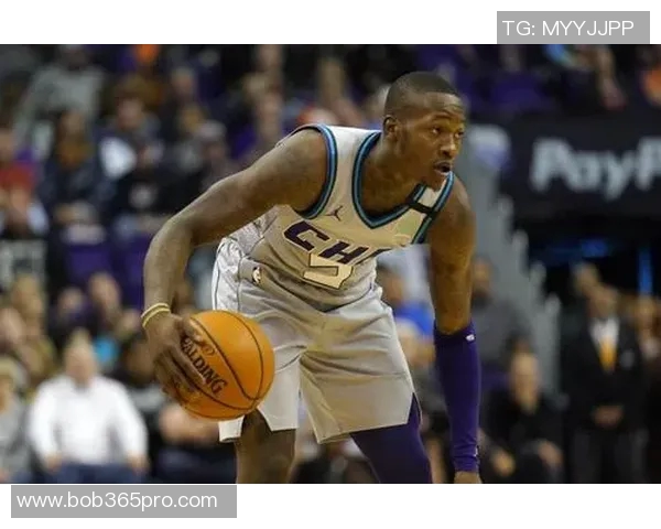 美媒发布AI合成图罗齐尔庭审前手铐黄蜂连帽衫造型引关注