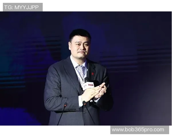 姚明谈篮球场内外的差异：透明竞技与复杂人生的对比分析