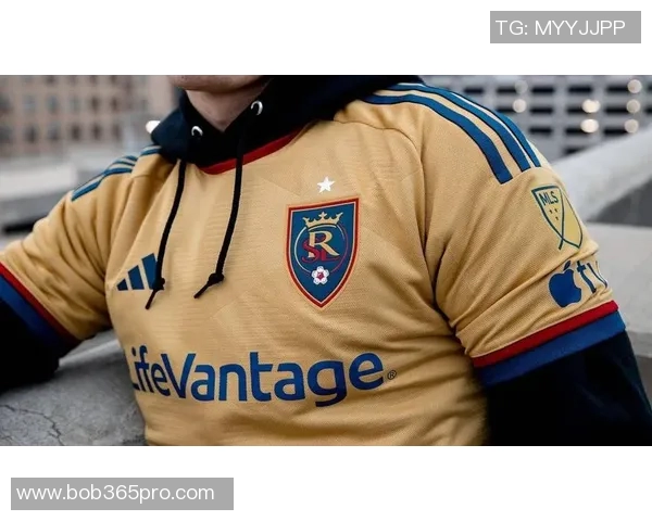 快船队启程前往盐湖城开启新赛季首场客场挑战众将士齐聚登机照曝光